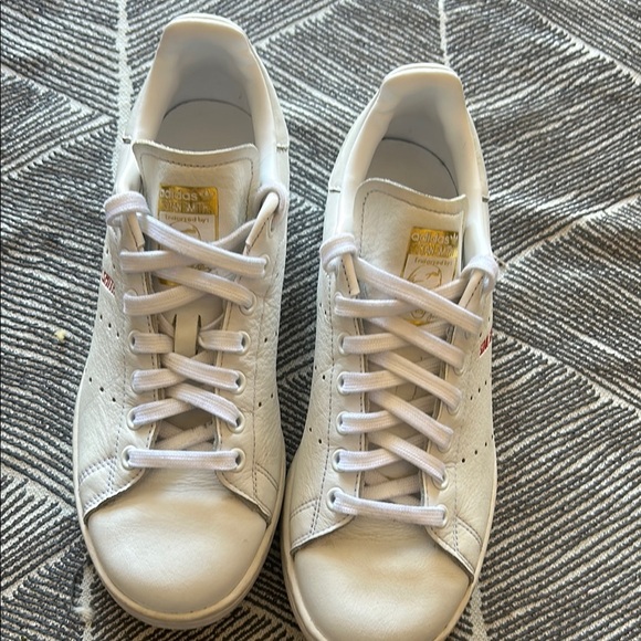 Adidas White and Red Sneakers with Minimalist Design sizes 8 good conditions - Picture 2 of 10